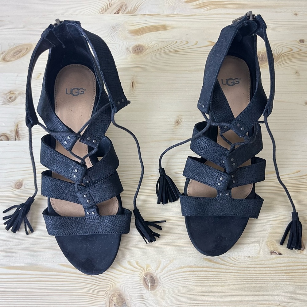 Ugg Womens 8.5 Yazmin Black Snake Reptile Gladiator Sandal Wedges Lace Up Tassel